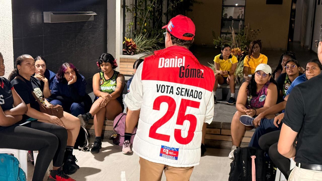 Según Daniel Gómez Gaviria, "el Estado debe concentrarse en bienes públicos, reglas claras y corrección de fallas de mercado, mientras el sector privado aporta inversión, innovación y capacidad de ejecución.