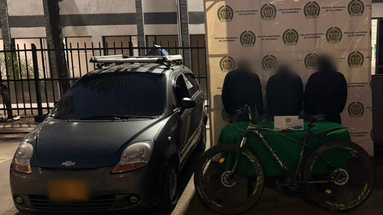 La Policía de Bogotá capturó en la localidad de Fontibón a dos hombres y aprehendió a un menor de edad.
