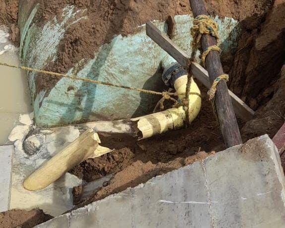 Colegio recién inaugurado se cae a pedazos: niños indígenas estudian con temor a que el techo les caiga encima