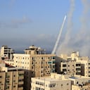 Se lanzan cohetes desde la ciudad de Gaza hacia Israel el 7 de octubre de 2023. Decenas de cohetes fueron lanzados desde la bloqueada Franja de Gaza hacia Israel el 7 de octubre de 2023, afirmó un periodista de la AFP en territorio palestino, mientras en Israel sonaban las sirenas que alertaban sobre el fuego entrante. . (Foto de MAHMUD HAMS / AFP)