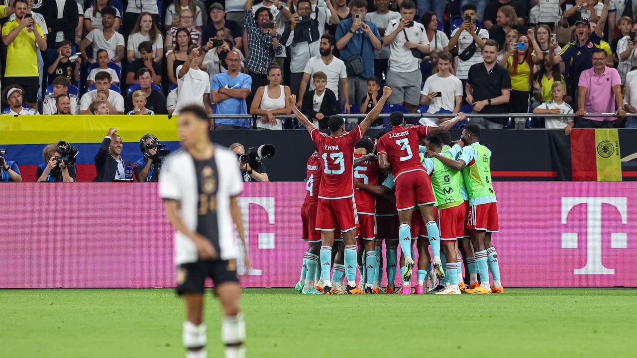 Jugadores de Colombia celebrando la victoria con Alemania.