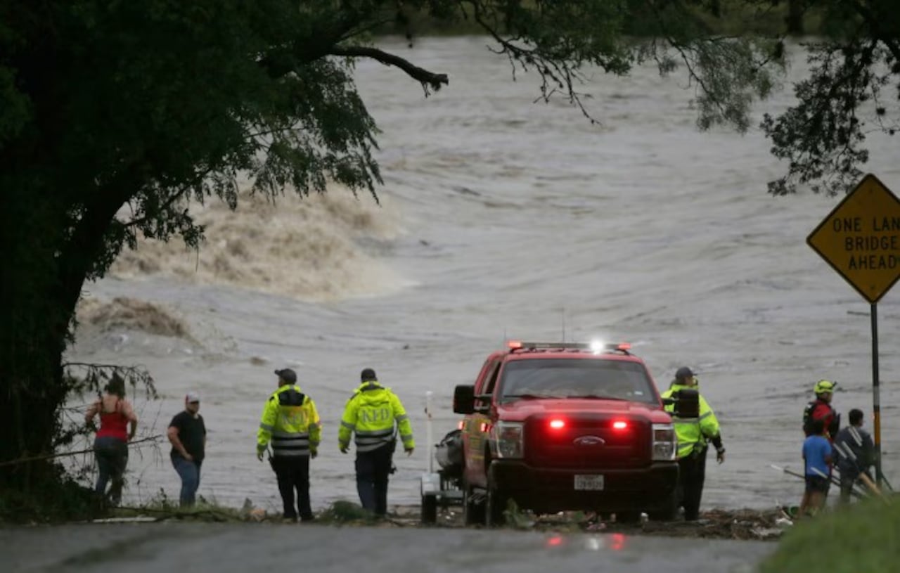 Las fuertes lluvias ocasionaron el desbordamiento de un río.
