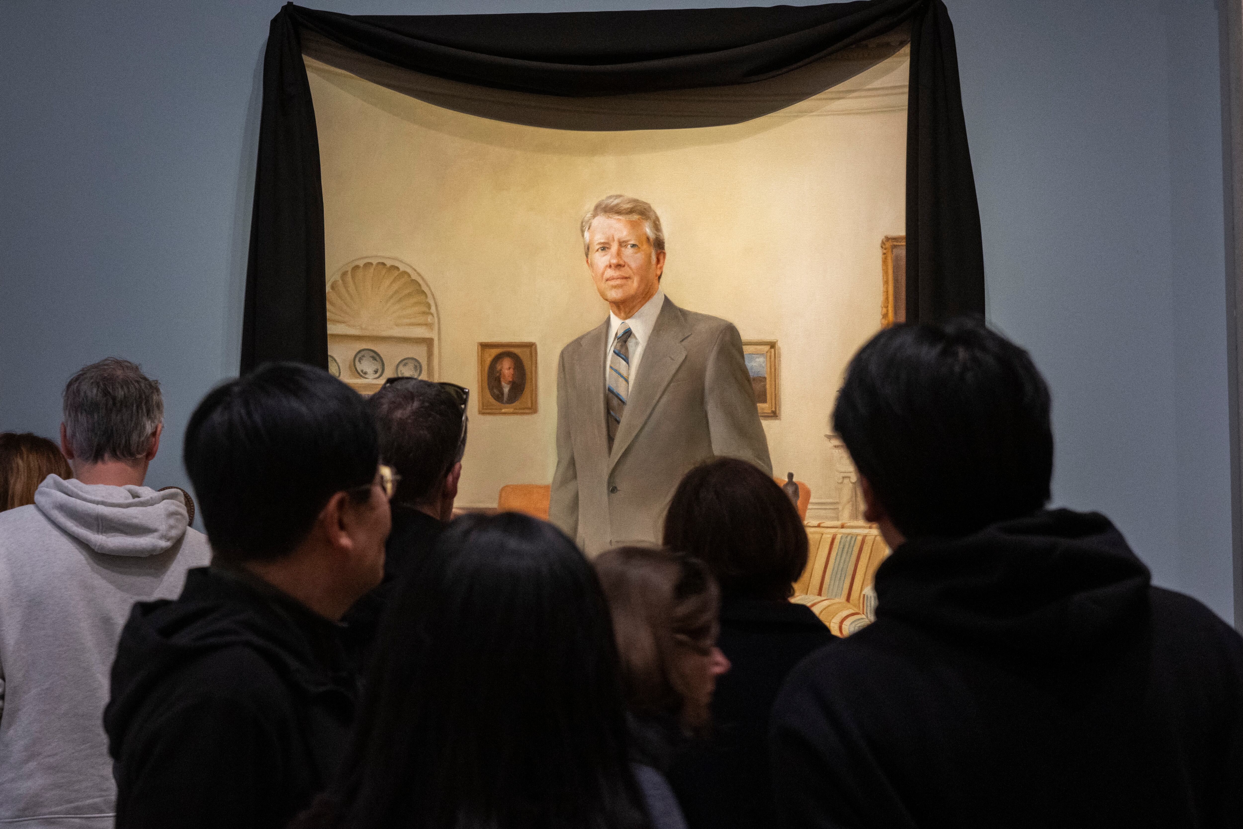 Las banderas ondeaban a media asta en los Estados Unidos el 30 de diciembre mientras se sucedían los tributos mundiales a la vida y el legado de Jimmy Carter, el presidente estadounidense más longevo, que murió a los 100 años.