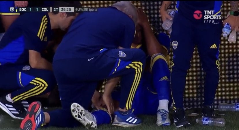Preocupación en Boca Juniors por Frank Fabra, estuvo 15 minutos en cancha ante Colón y salió lesionado de su rodilla.