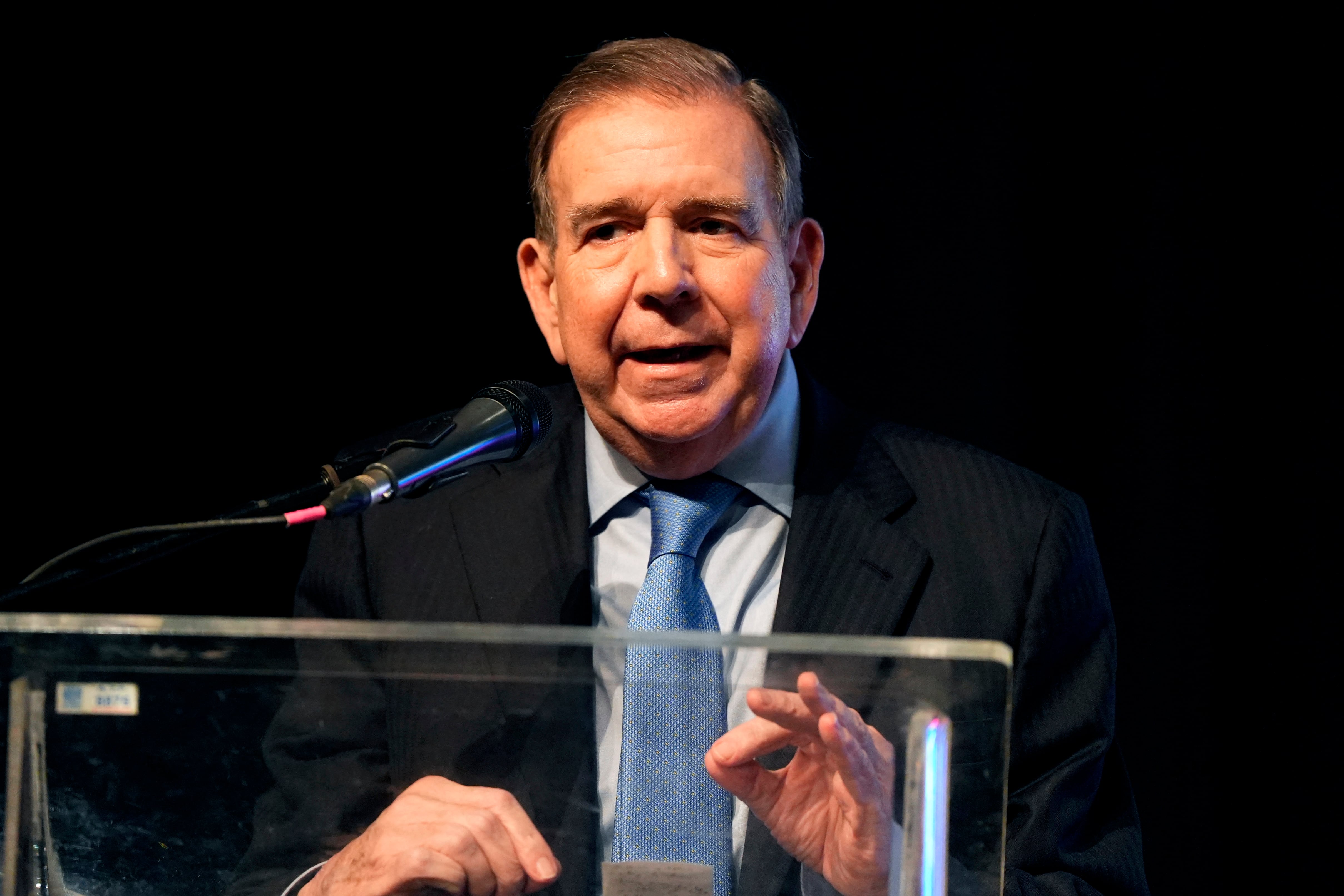 El líder de la oposición venezolana, Edmundo González Urrutia, habla en el podio durante una reunión con ciudadanos venezolanos en el centro de convenciones Atlapa en la ciudad de Panamá el 8 de enero de 2025.