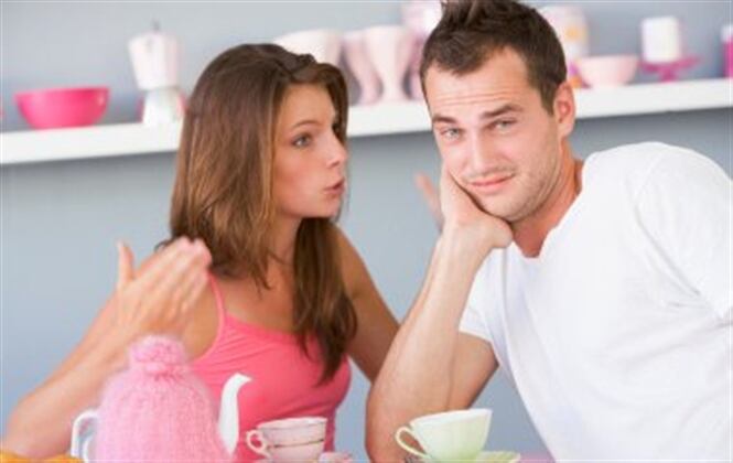 Las mujeres aprovechan cuando los hombres tienen bajo autoestima o dependen económica y emocionalmente de ellas. Foto: Thinkstock