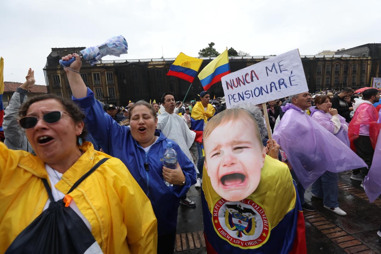 MARCHA 21 DE ABRIL EN CONTRA DEL GOBIERNO DE GUSTAVO PETRO BOGOTÁ en la plaza de Bolívar
