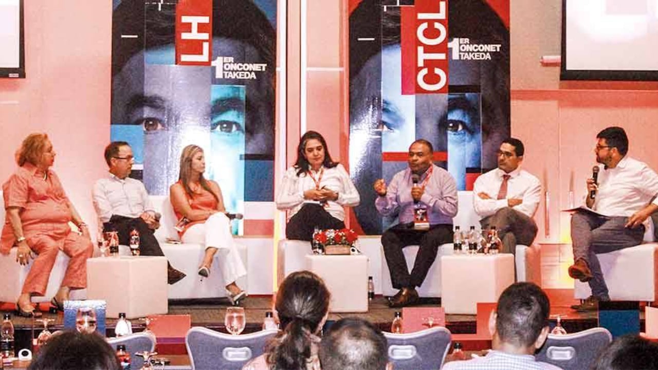 De izquierda a derecha, Martha Gualtero, directora del Observatorio Interinstitucional de Cáncer de Adultos; Juan Gonzalo López, presidente de Salud Total EPS; Lizbeth Acuña, directora de la Cuenta de Alto Costo; Adriana Robayo, directora del Instituto de Evaluación Tecnológica en Salud; Harold Casas, subdirector de enfermedades no transmisibles del Ministerio de Salud; y Humberto Martínez, oncólogo del Instituto de Cancerología.