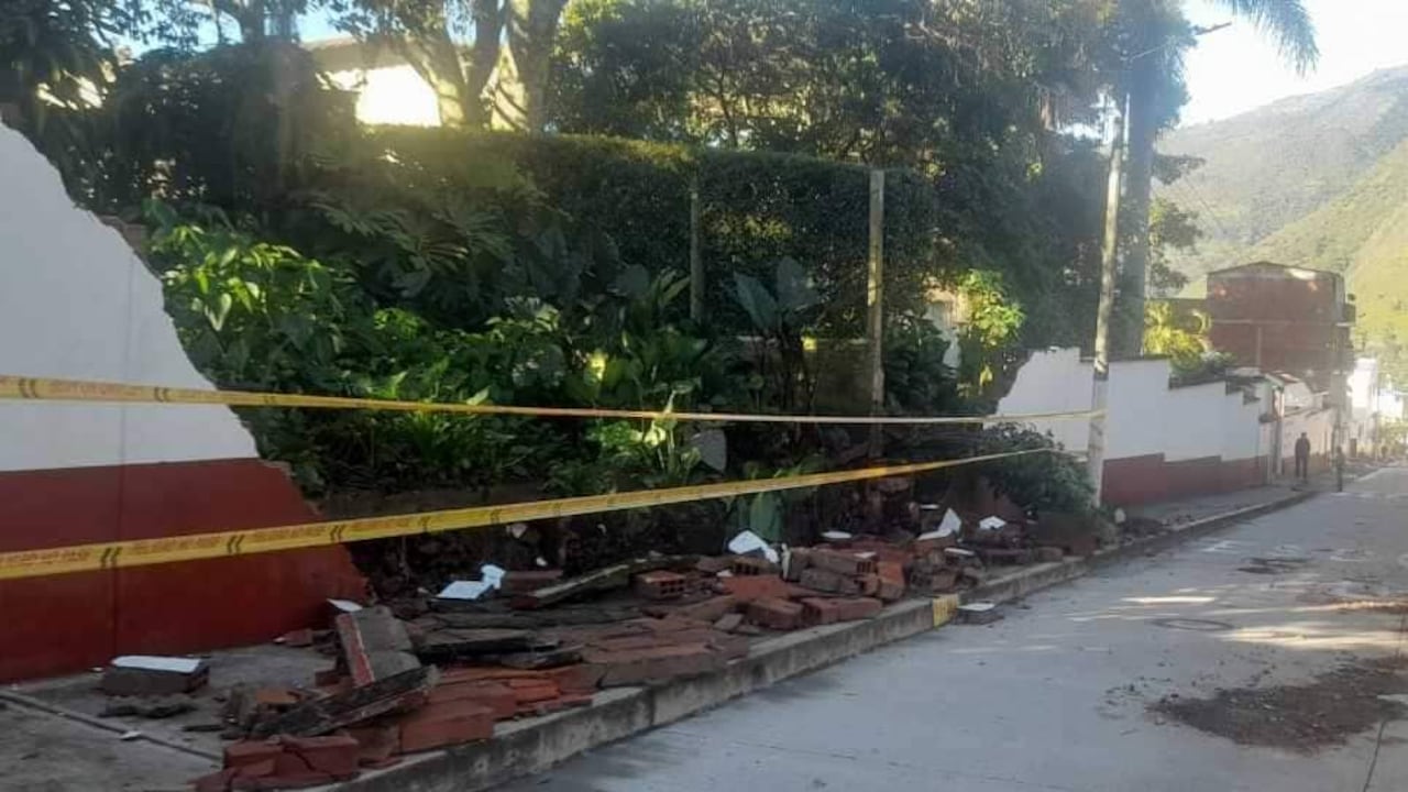 Colapsó una parte del muro del centro educativo de este municipio.