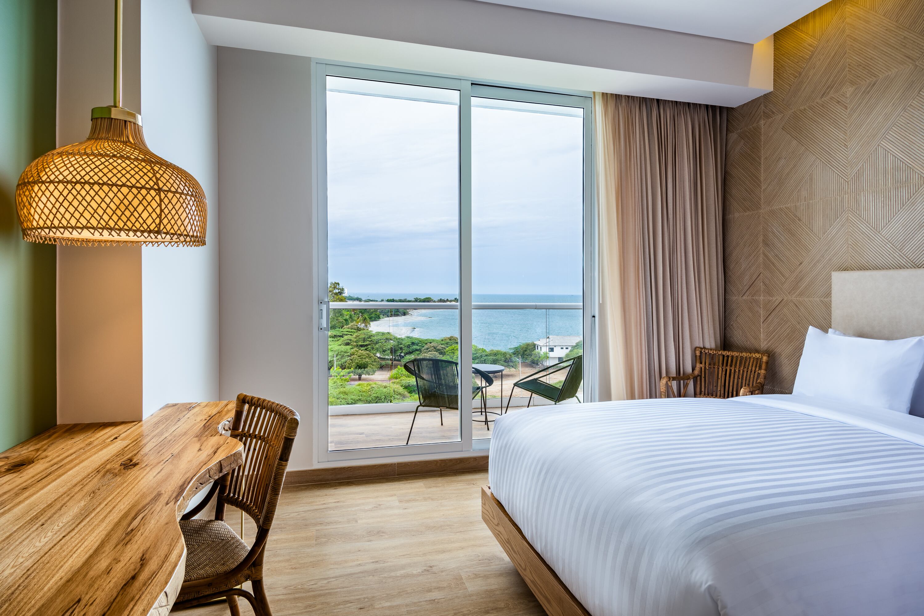Todas las habitaciones de este hotel tienen vista a las hermosas playas de Santa Marta.
