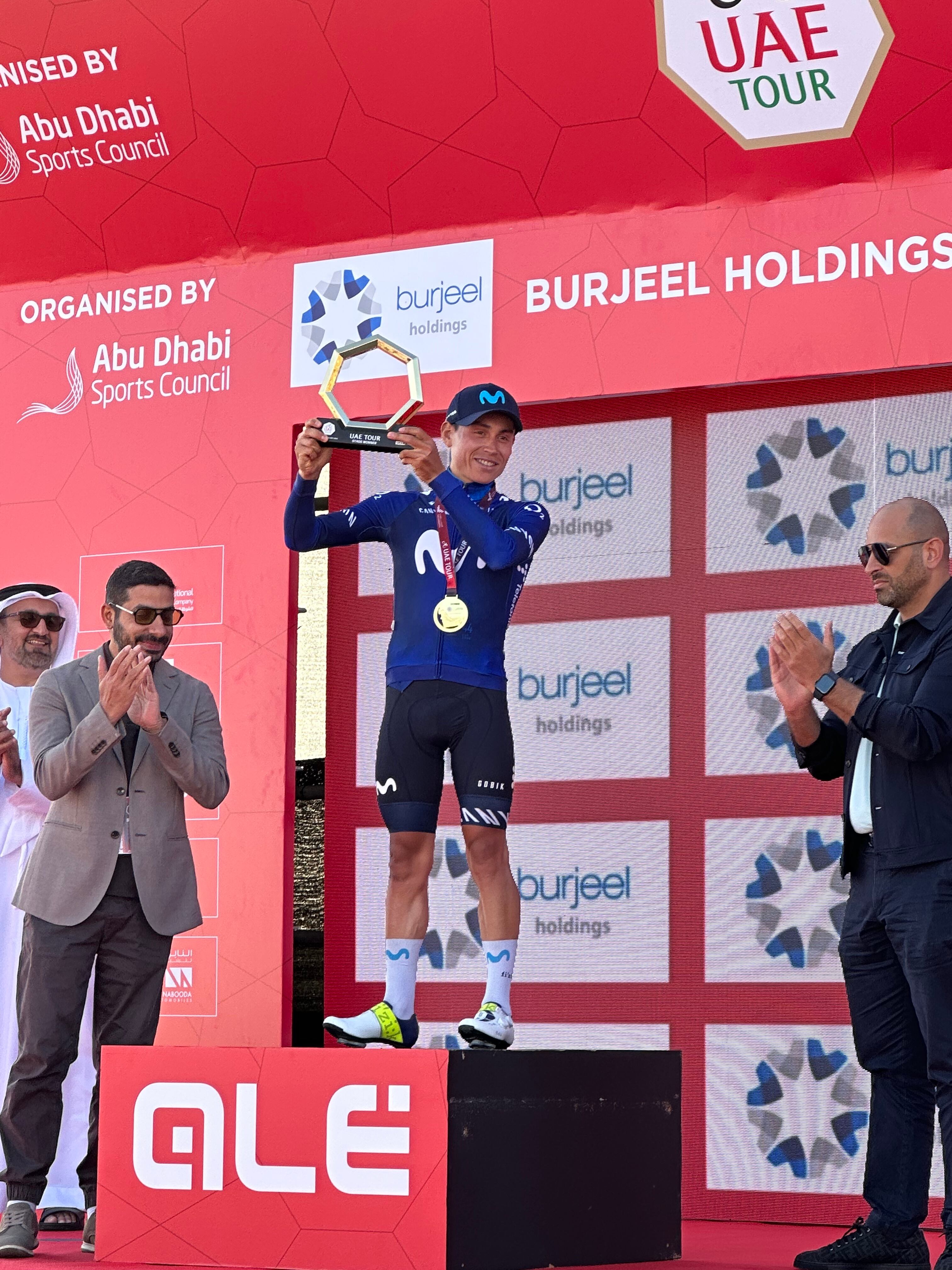 Rubio levantando el trofeo del ganador de etapa en el UAE Tour