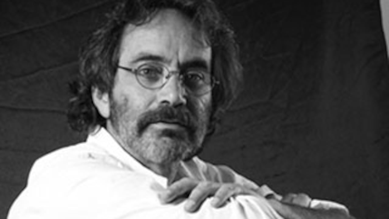 "Al despertar un día, y por amor a los libros, uno decide ser periodista como primer paso para llegar a la literatura", dice Rafael Baena.