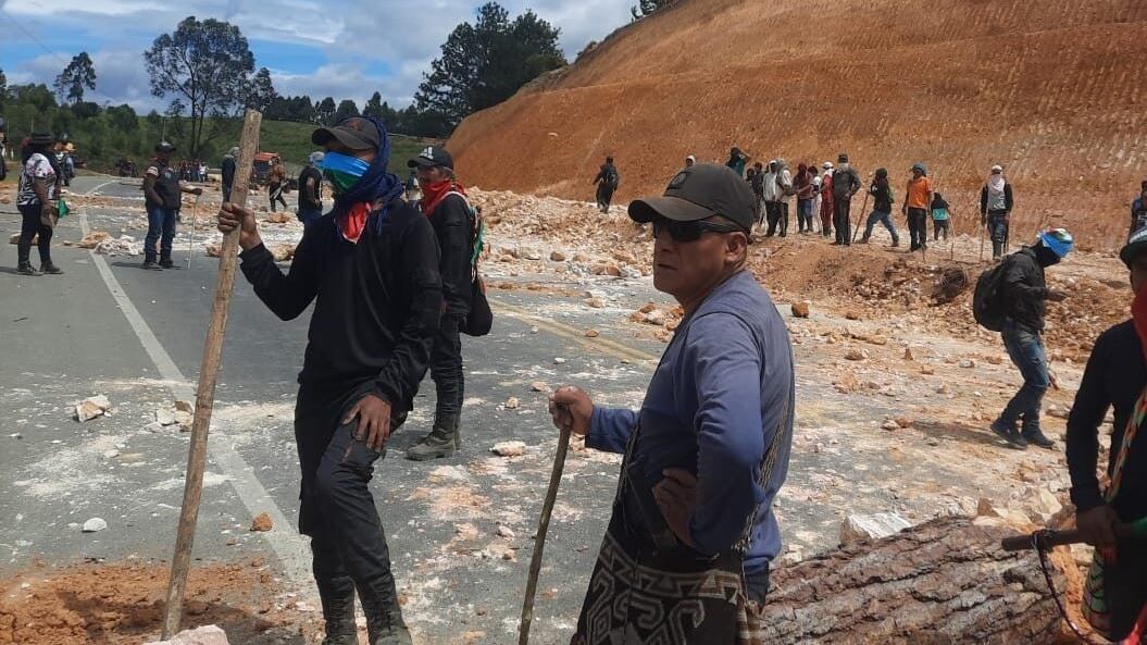 Vía Cali - Popayán está bloqueada; Indígenas realizan protesta en punto estratégico de la Panamericana.