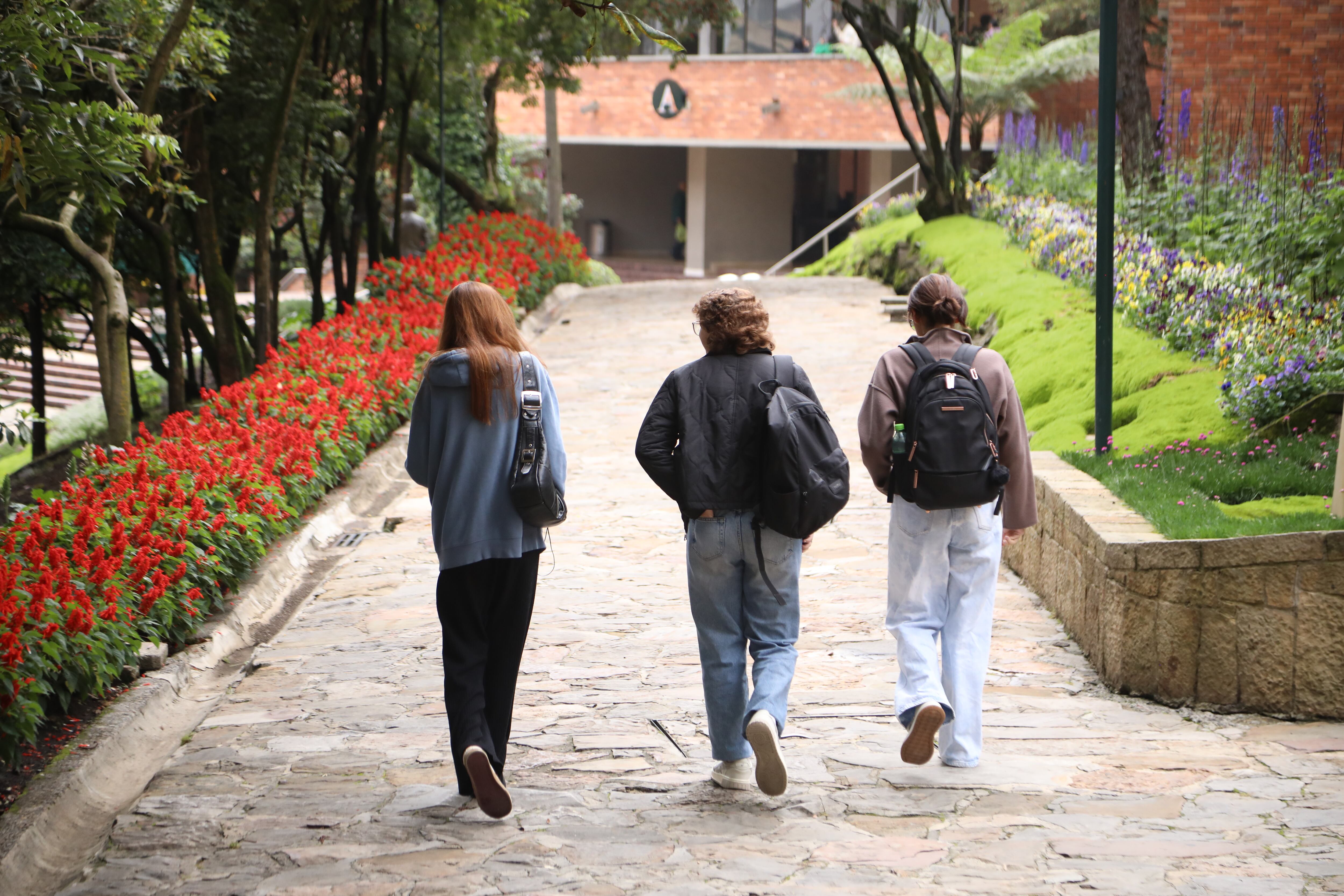 Estudiantes, trabajadores, vecinos y visitantes participan en el cuidado de los jardines, los árboles y los senderos, que hoy funcionan como espacios para el bienestar.