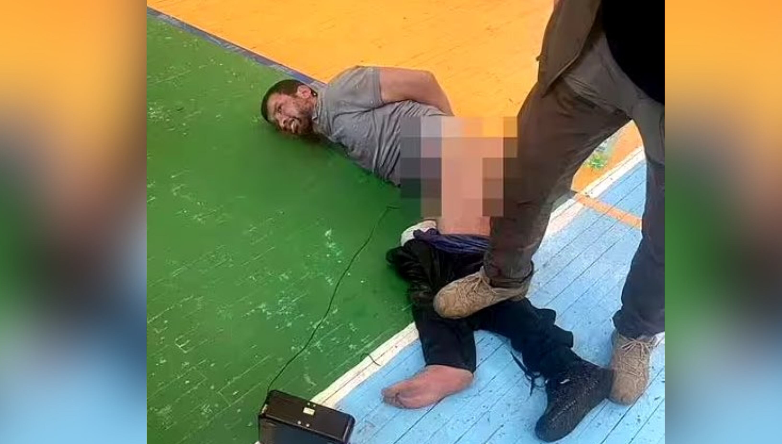 La imagen del sospechoso siendo electrocutado en sus genitales le ha dado la vuelta al mundo.