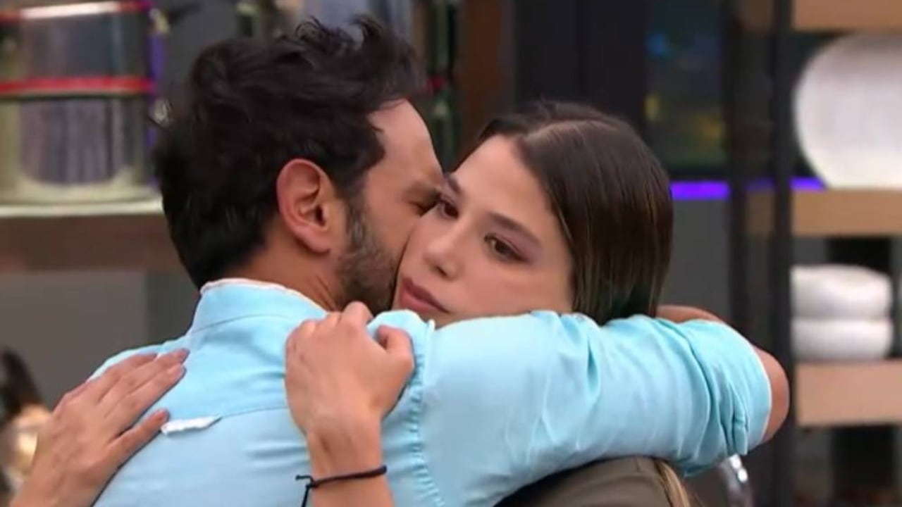 Ambos se abrazaron antes de que el participante abandonara la competencia.