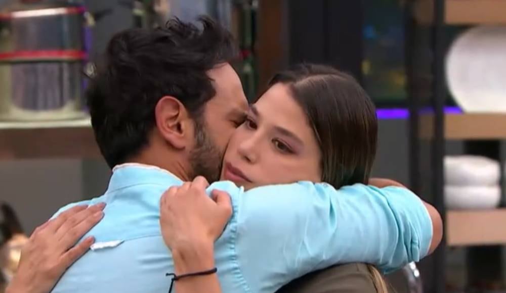 Ambos se abrazaron antes de que el participante abandonara la competencia.