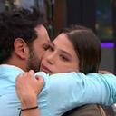 Ambos se abrazaron antes de que el participante abandonara la competencia.