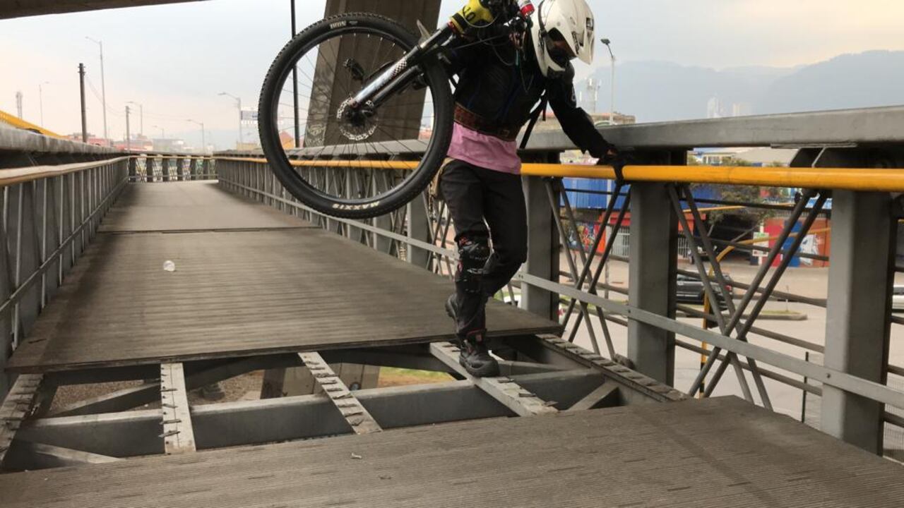 Otra vez, los puentes peatonales en Bogotá, víctimas de la delincuencia
