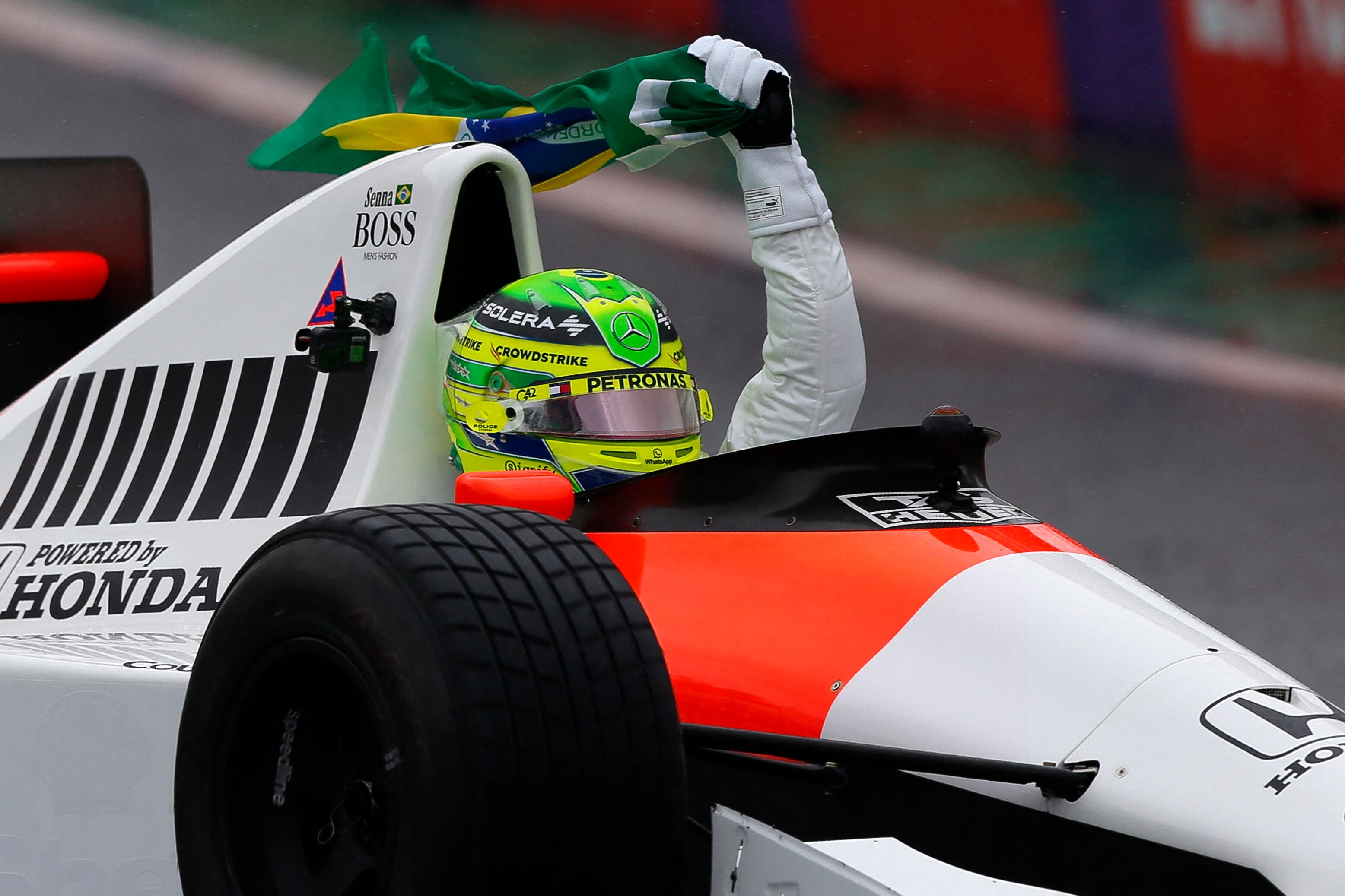 Lewis Hamilton  a bordo del McLaren MP4-5B  de  Ayrton Senna