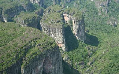 La serranía del Chiribiquete es una importante reserva biogeográfica ubicada en el extremo noroccidental de la Cuenca Amazónica colombiana que abarca partes importantes del Caquetá, Putumayo y Amazonas.