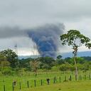 El derrame del crudo de petróleo causó daño en la capa vegetal, dando inicio a un incendio forestal.