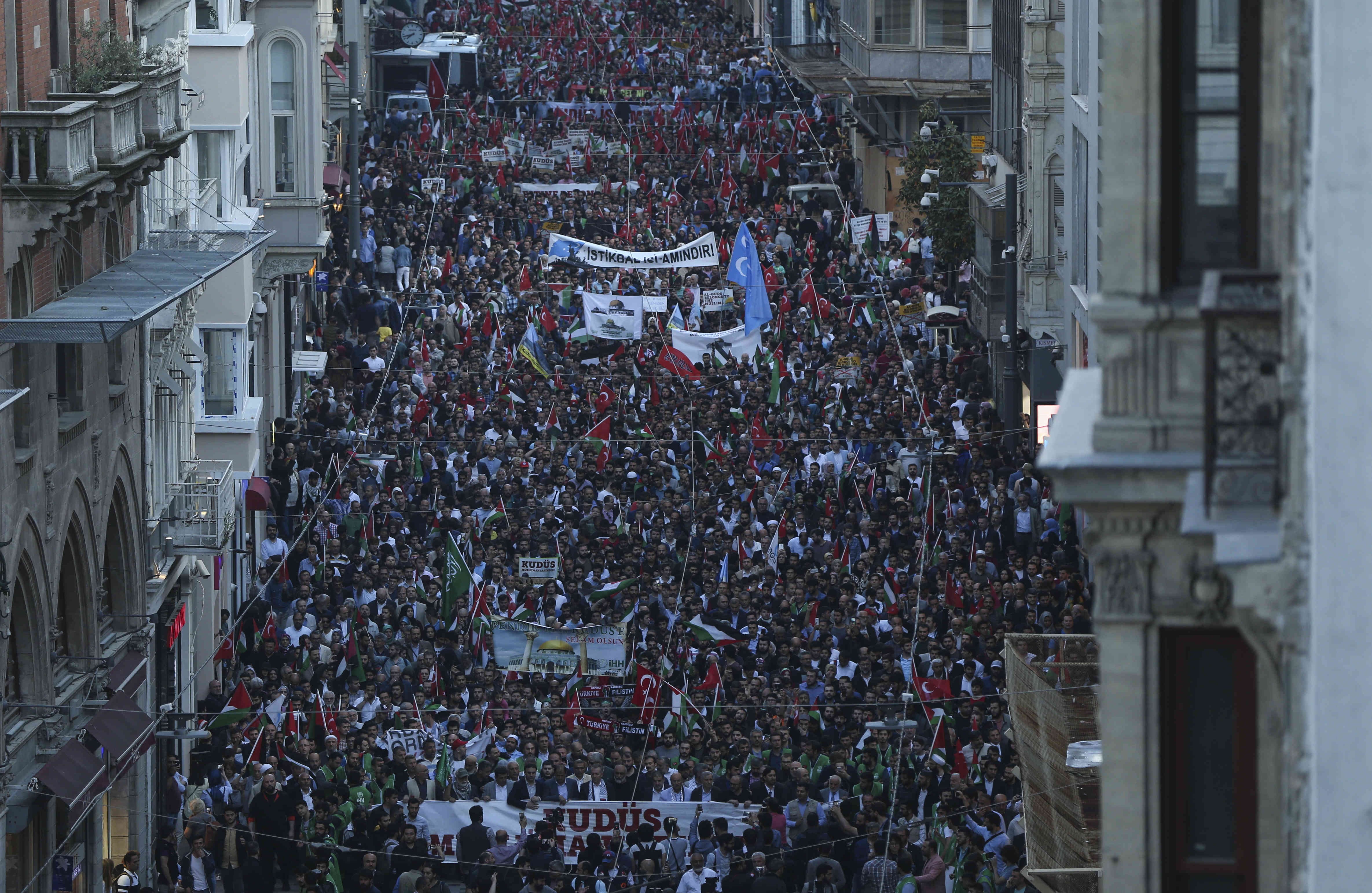 Jordania, Egipto, Líbano, Arabia Saudita y Turquía condenaron la decisión de Estados Unidos de trasladar la embajada. Precisamente en ese último país (foto) manifestantes marcharon el lunes en Estambul en protesta. El presidente turco, Recep Tayip Erdogan, materializó ese descontento horas después cuando expulsó de su país al embajador de Israel. Foto: Islam Yakut / Anadolu 