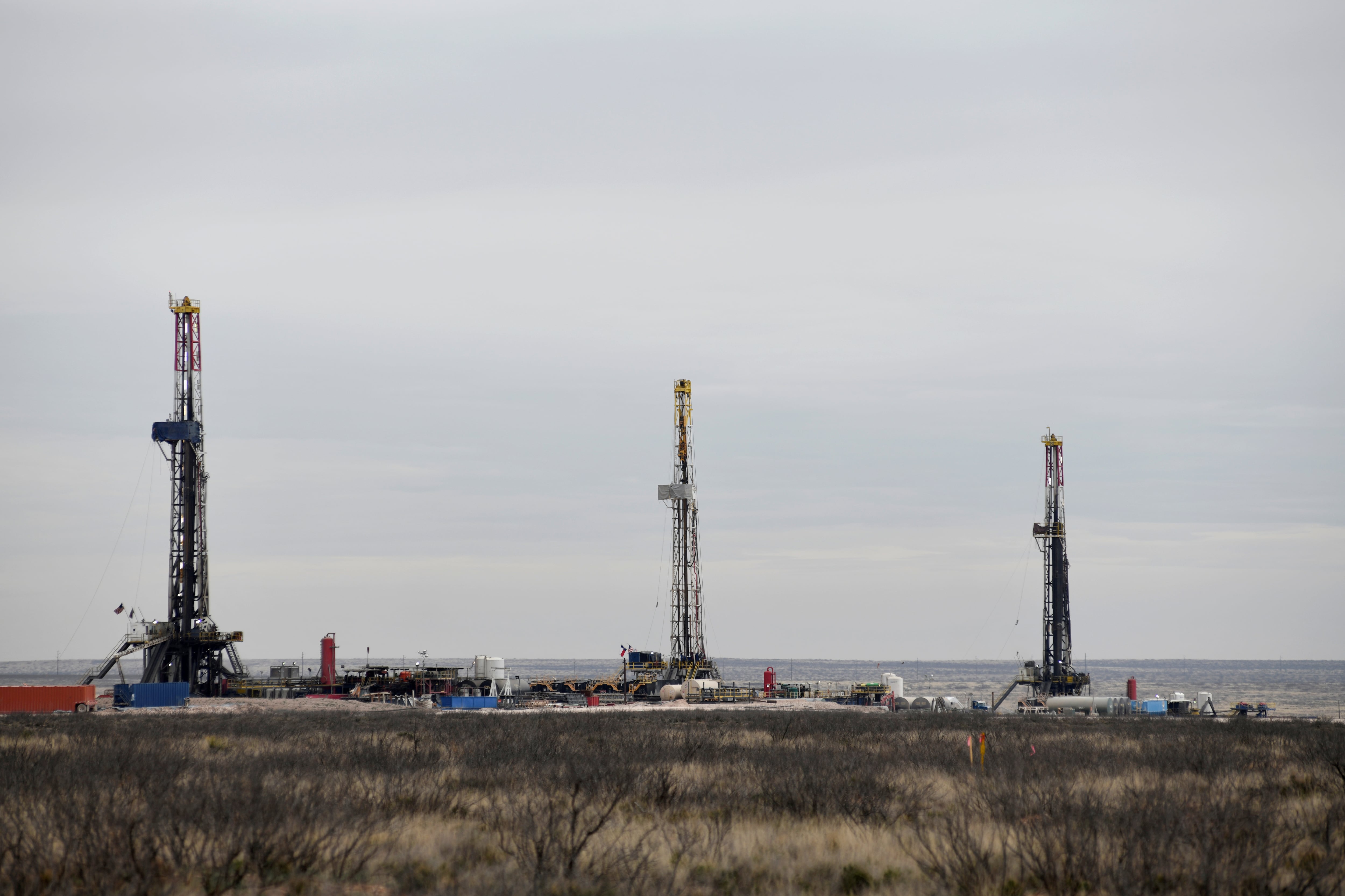 Las plataformas de perforación operan en el área de producción de petróleo y gas natural de la Cuenca Pérmica en el condado de Lea, Nuevo México, EE. UU. REUTERS / Nick Oxford / Foto de archivo