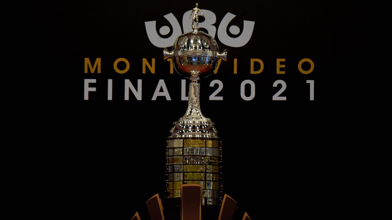 The Copa Libertadores trophy is exhibited at the SODRE theater in Montevideo on November 24, 2021, ahead of the All Brazilian Copa Libertadores final football betweeen Flamengo and Palmeiras to take place in Montevideo on November 27. (Photo by PABLO PORCIUNCULA / AFP)