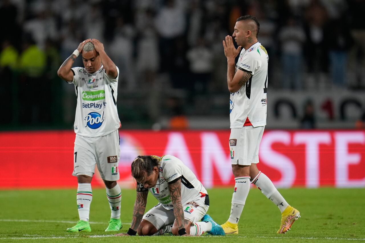 Dayro Moreno of Colombia’s Once Caldas kneels after his team lost a penalty shootout to Ecuador’s Independiente del Valle in a Copa Sudamericana quarterfinal second leg soccer match in Manizales, Colombia, Wednesday, Sept. 24, 2025. (AP Photo/Fernando Vergara)