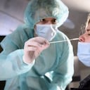 Las pruebas PCR pueden seguir dando positivas varios días o semanas después del contagio del virus.