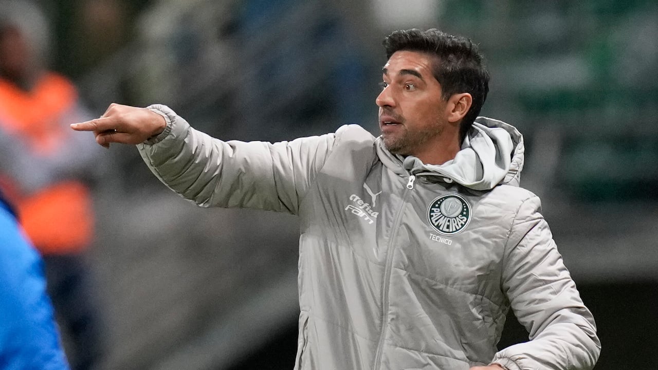 El entrenador Abel Ferreira del Palmeiras de Brasil hace gestos durante un partido de fútbol del Grupo F de la Copa Libertadores contra el San Lorenzo de Argentina en el estadio Allianz Parque en Sao Paulo, Brasil, el jueves 30 de mayo de 2024. (Foto AP/Andre Penner)