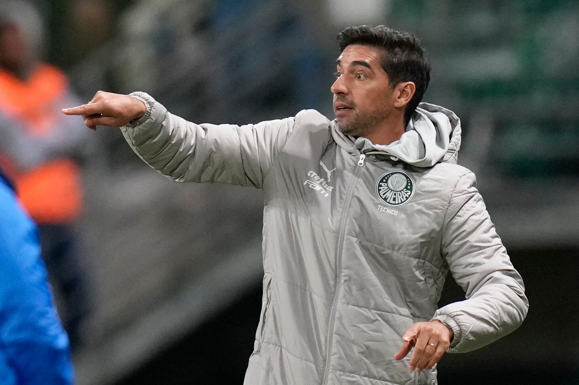 El entrenador Abel Ferreira del Palmeiras de Brasil hace gestos durante un partido de fútbol del Grupo F de la Copa Libertadores contra el San Lorenzo de Argentina en el estadio Allianz Parque en Sao Paulo, Brasil, el jueves 30 de mayo de 2024. (Foto AP/Andre Penner)
