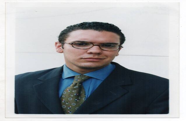 Aunque su decisión de estudiar derecho siguió una tradición familiar, Iván nunca discutió con sus papás qué iba a estudiar en la Universidad. En su época universitaria pasó sin muchas salidas sociales. Era de los que prefería quedarse en casa estudiando o compartiendo con su familia. Se graduó de la Sergio Arboleda en los 90. 