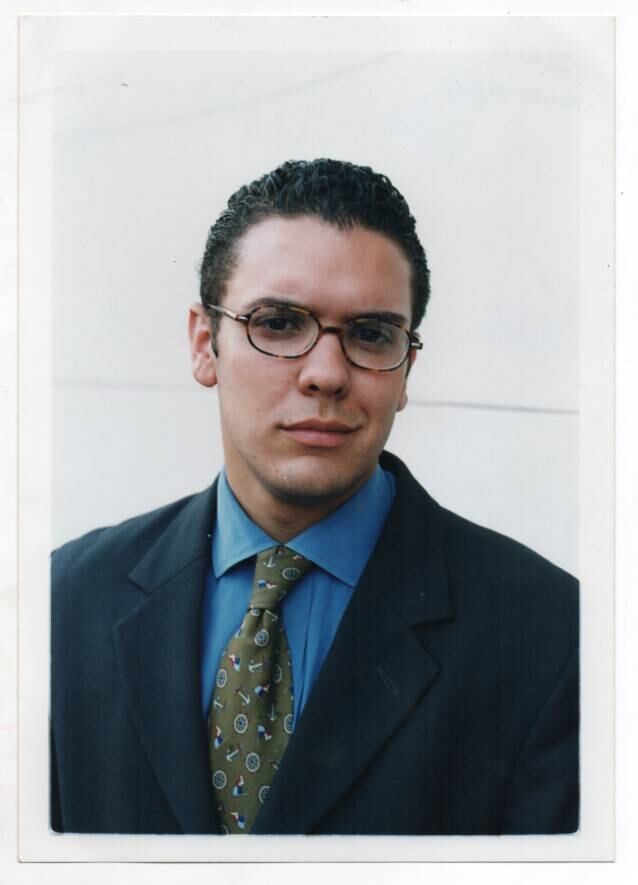 Aunque su decisión de estudiar derecho siguió una tradición familiar, Iván nunca discutió con sus papás qué iba a estudiar en la Universidad. En su época universitaria pasó sin muchas salidas sociales. Era de los que prefería quedarse en casa estudiando o compartiendo con su familia. Se graduó de la Sergio Arboleda en los 90. 