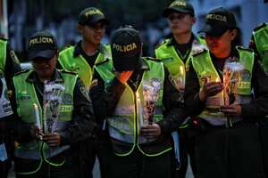 Auxiliares de policías y amigas de los uniformados más jóvenes asesinados, lloran en medio de los homenajes que se les rindieron a las víctimas de la masacre.