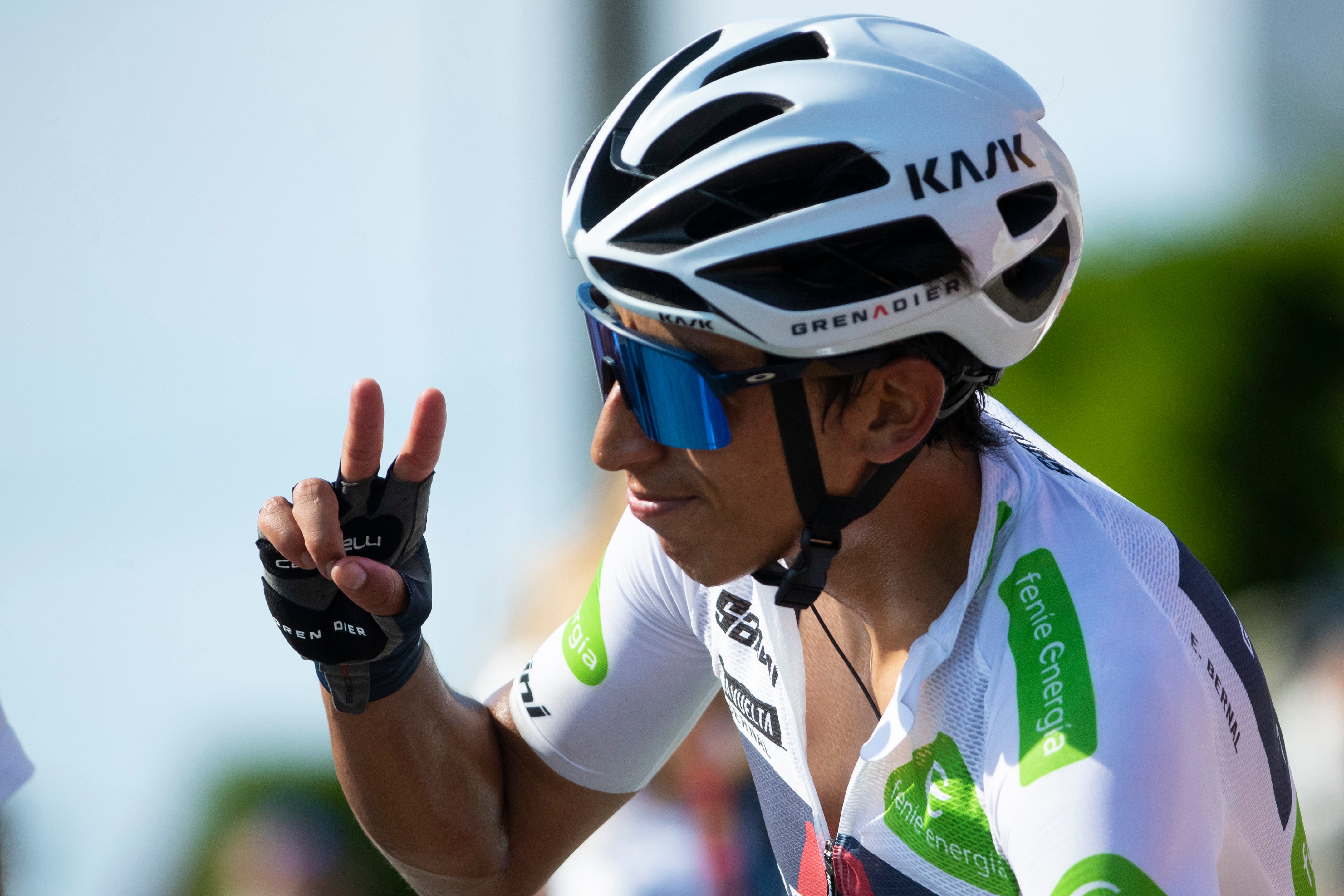 Egan Bernal de Colombia hace una señal después de terminar la etapa 16 de la carrera ciclista La Vuelta entre Laredo y Santa Cruz de Bezama, España. (AP Photo / Lalo R. Villar)