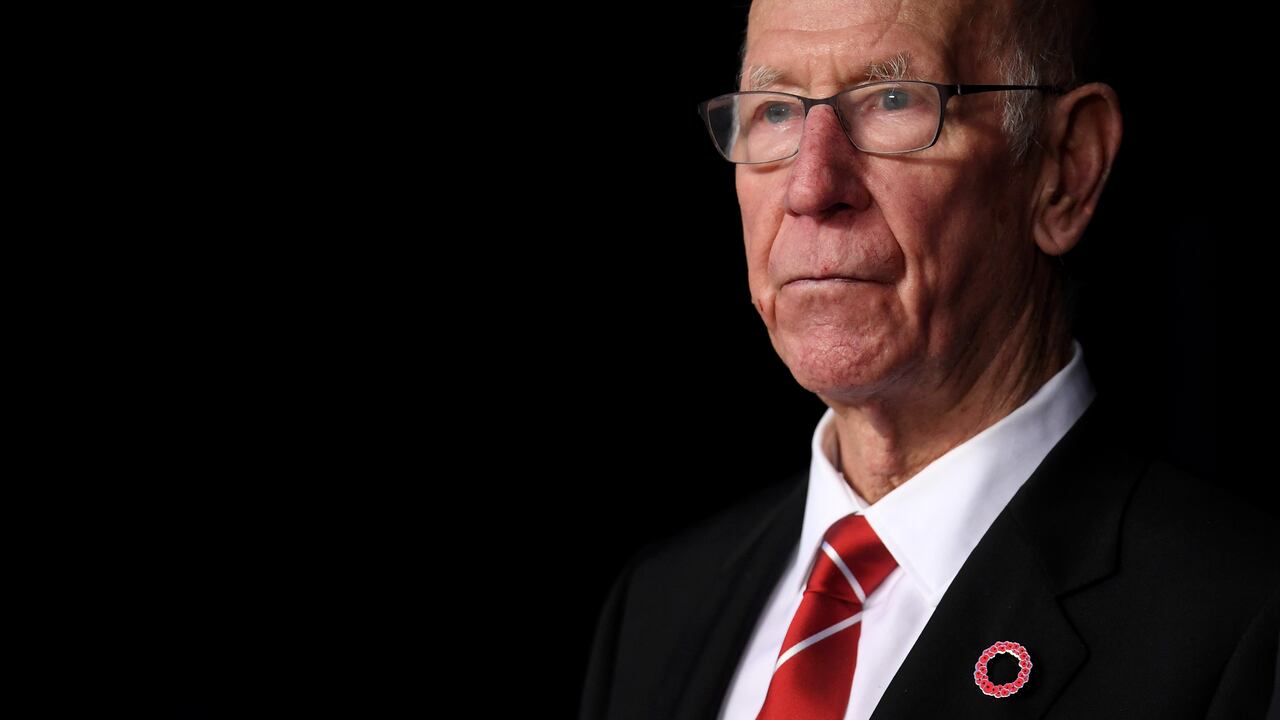 MANCHESTER, ENGLAND - NOVEMBER 11: Sir Bobby Charlton looks on prior to the Premier League match between Manchester City and Manchester United at Etihad Stadium on November 11, 2018 in Manchester, United Kingdom. (Photo by Laurence Griffiths/Getty Images)