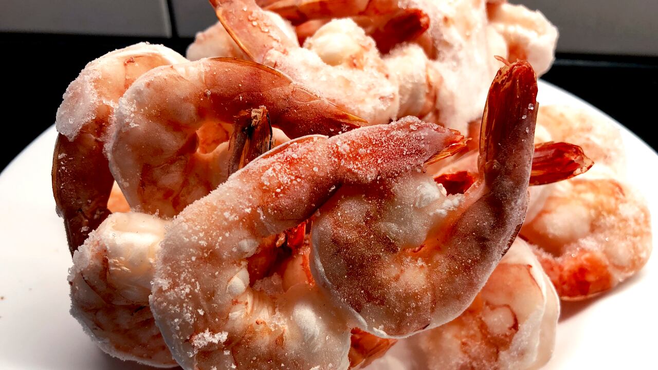 Los camarones se deben descongelar correctamente para que quede bien cocinados.