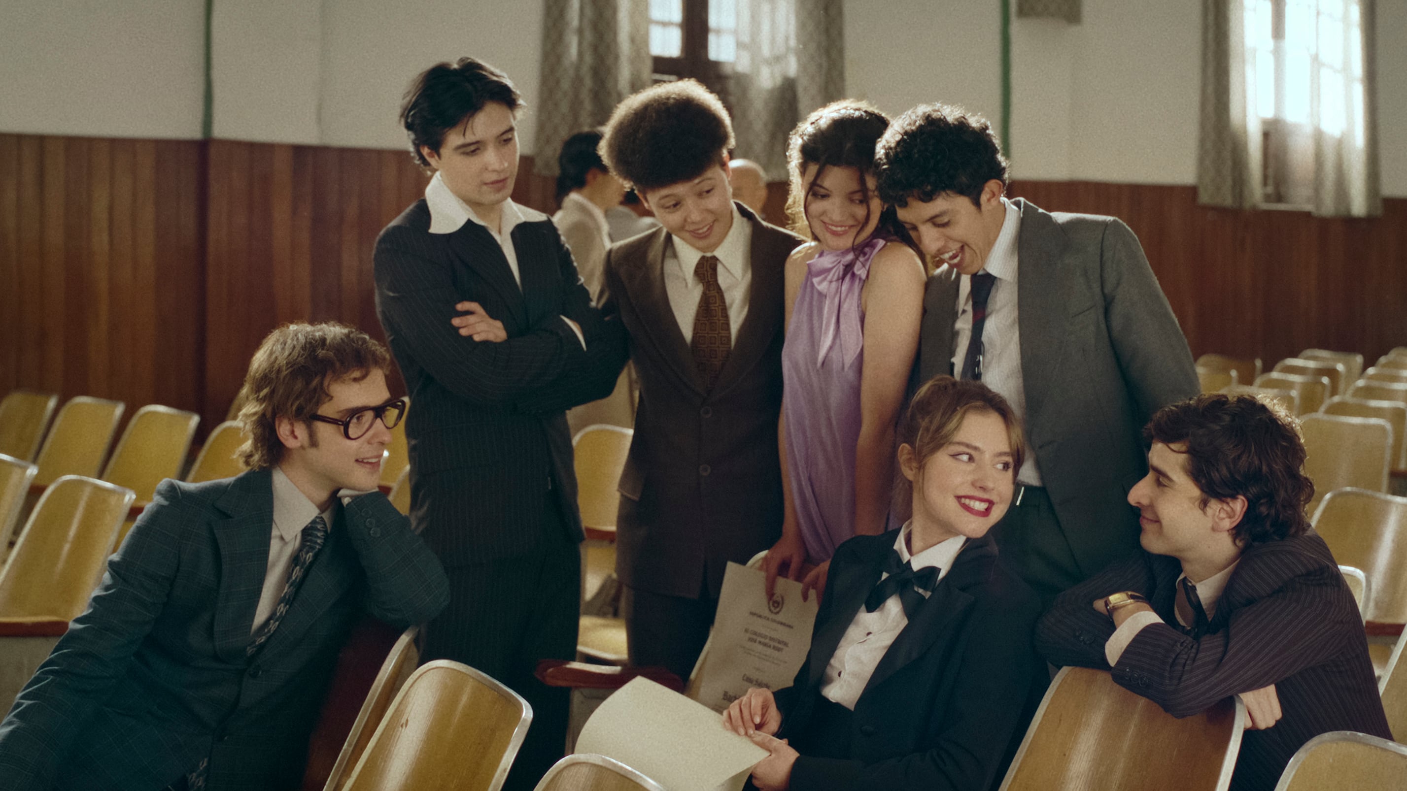 Julián Cerati es Gustavo Pabón, Brandon Figueredo es Álvaro Castro, Mateo García Mazo es Rodrigo Arbeláez, Sara Pinzón es Luisa Salcedo, Sergio Palau es Martín Salcedo, Francisca Estévez es Eva Samper y Emmanuel Restrepo es Camilo Granados en 'La Primera Vez' S3. Cr. Courtesy of Netflix ©2025