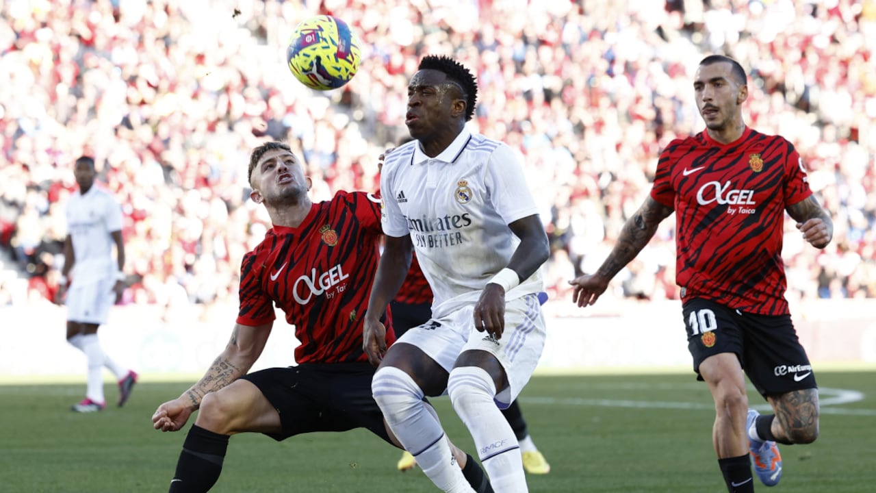 Soccer Football - LaLiga - RCD Mallorca v Real Madrid - Visit Mallorca Stadium, Palma, Mallorca, Spain - February 5, 2023 Real Madrid's Vinicius Junior in action with RCD Mallorca's Giovanni Gonzalez REUTERS/Juan Medina