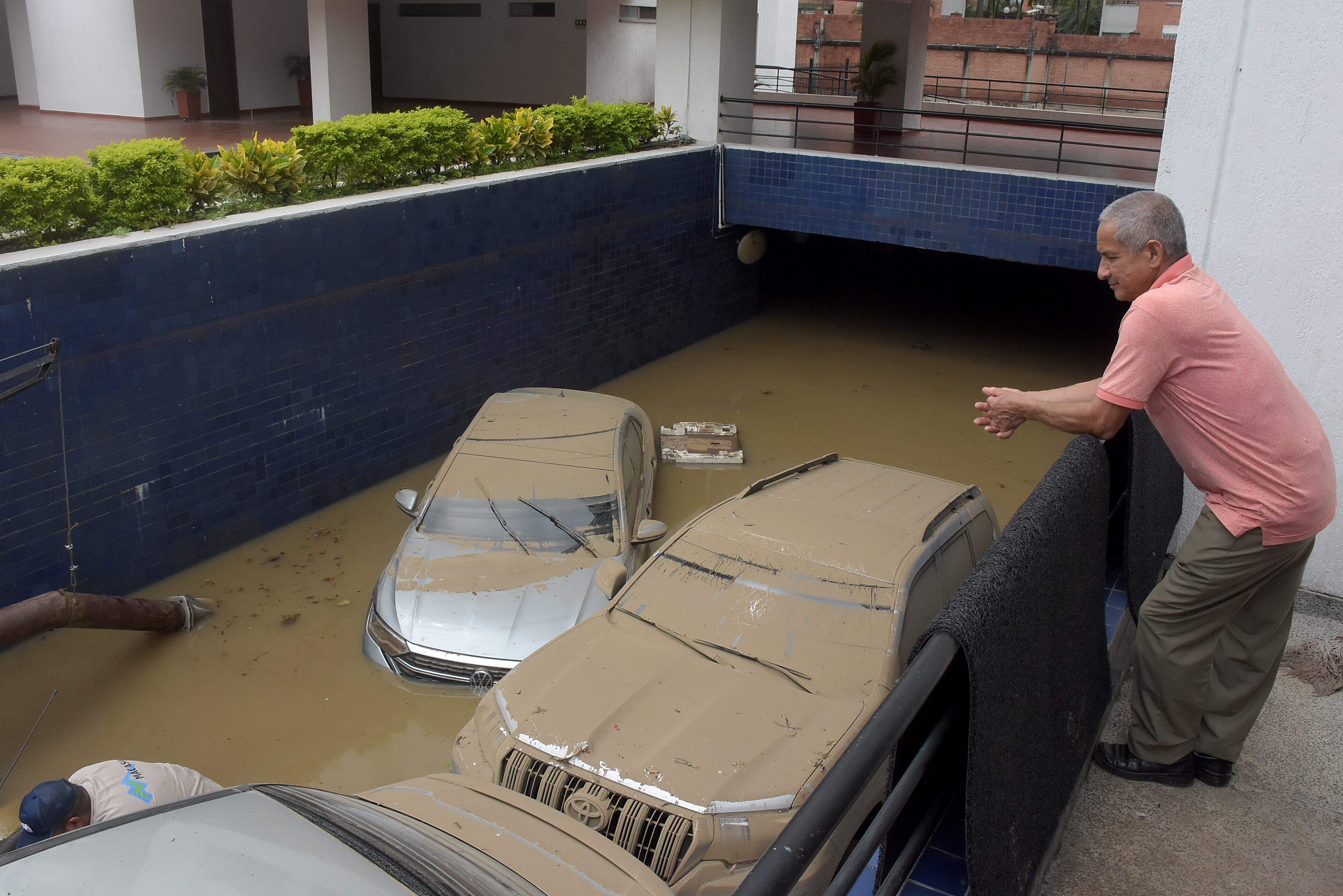 El Alcalde de la ciudad Alejandro Eder estuvo en diferentes puntos, revisando los daños ocasionados por las fuertes lluvias del pasado miércoles en Santiago de Cali.