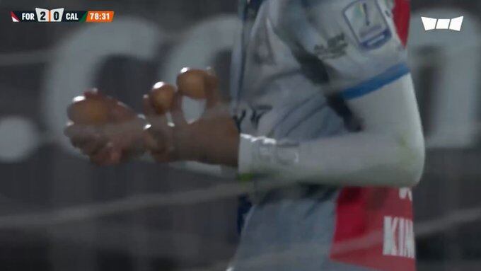 Jugadores de Fortaleza ayudaron a retirar los huevos de la cancha