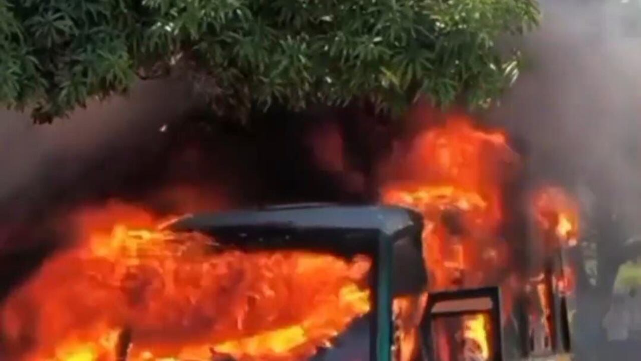 Buseta se incendió en Barranquilla.