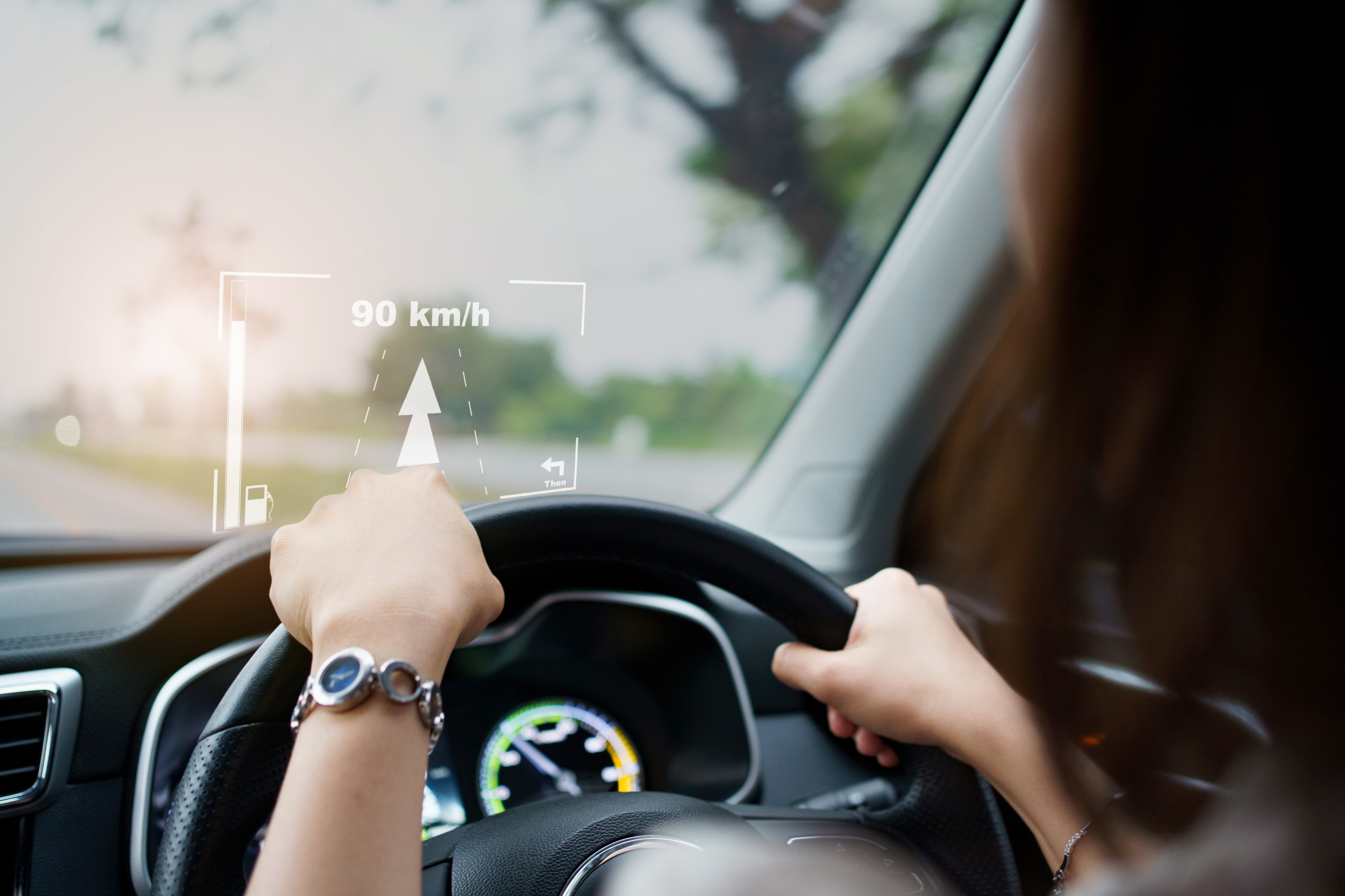 ¿Qué es el Head Up Display en un carro? Todo sobre el sistema