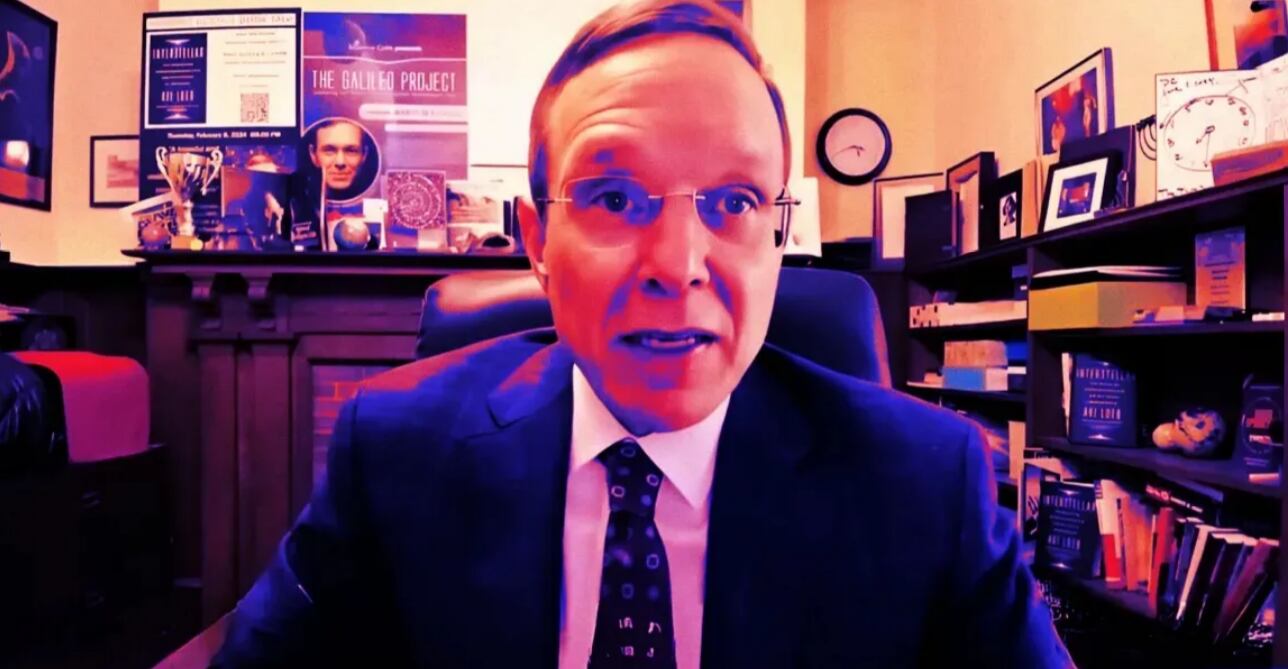 El profesor informó a YouTube que las grabaciones falsas no mostraban la marca en su cara, lo que permitió exponer la suplantación.