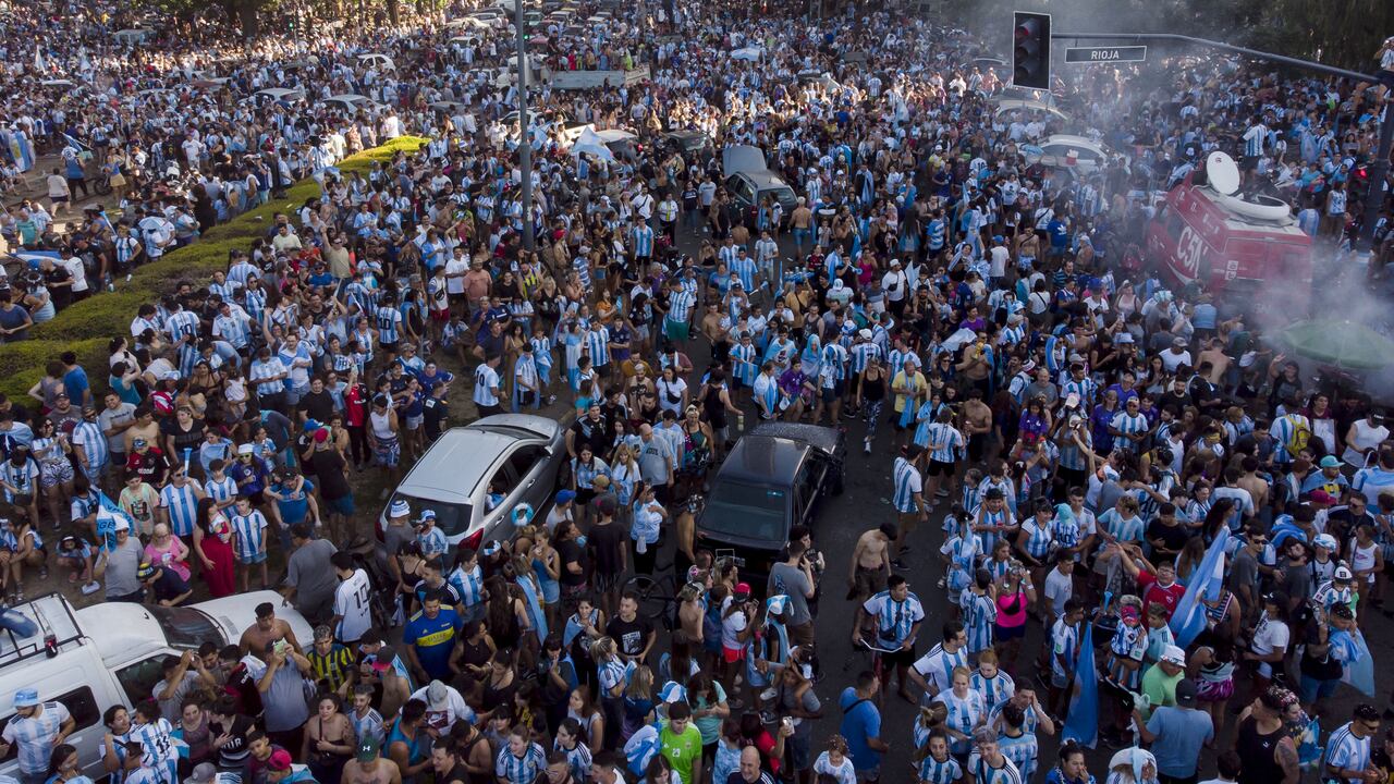 Las calles de Rosario se llenaron de hinchas celebrando que Argentina es campeona del mundo. (Photo by AFP)