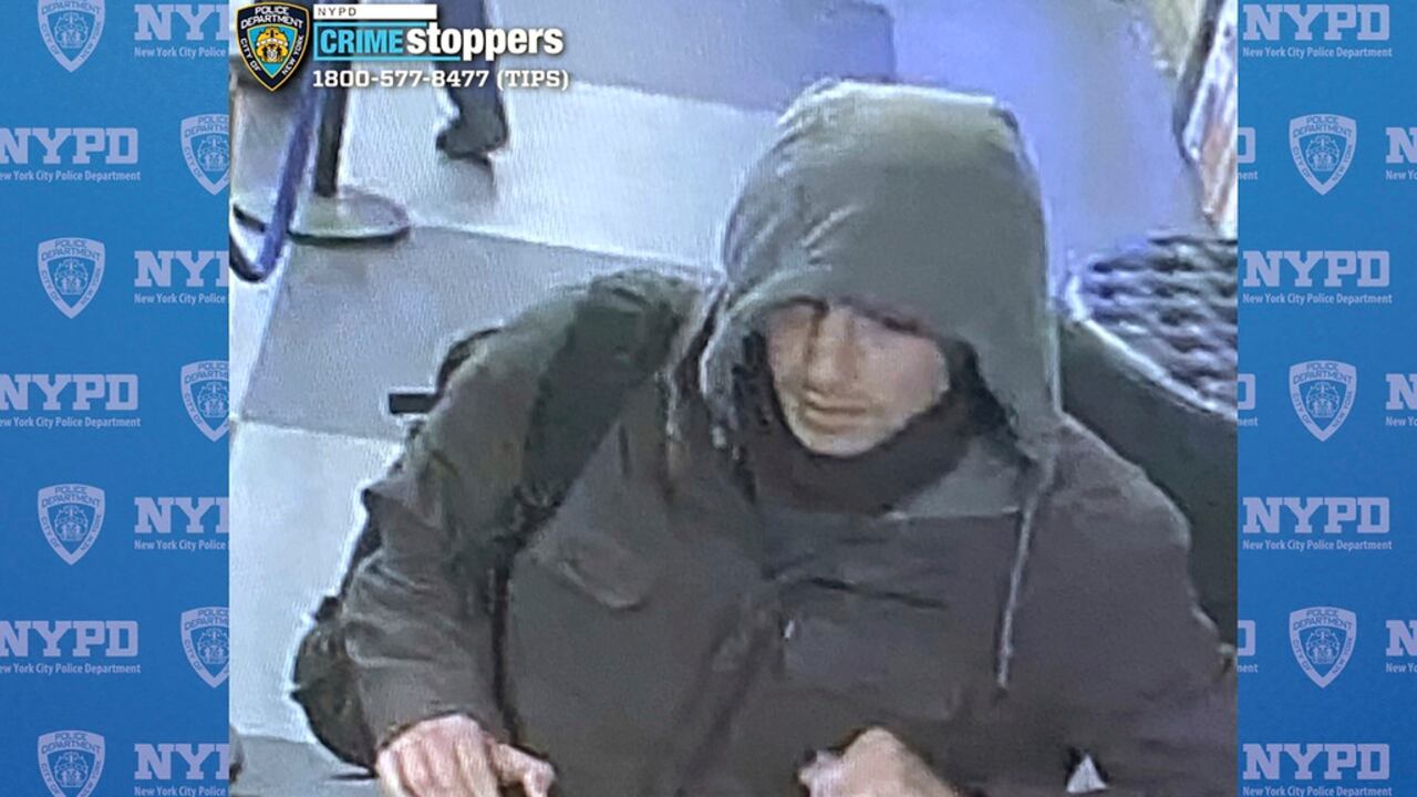 Esta imagen proporcionada por el Departamento de Policía de la ciudad de Nueva York muestra a un hombre buscado para ser interrogado en relación con la investigación del asesinato del director ejecutivo de UnitedHealthcare, Brian Thompson, afuera de un hotel de Manhattan, el miércoles 4 de diciembre de 2024. (Departamento de Policía de la ciudad de Nueva York vía AP )