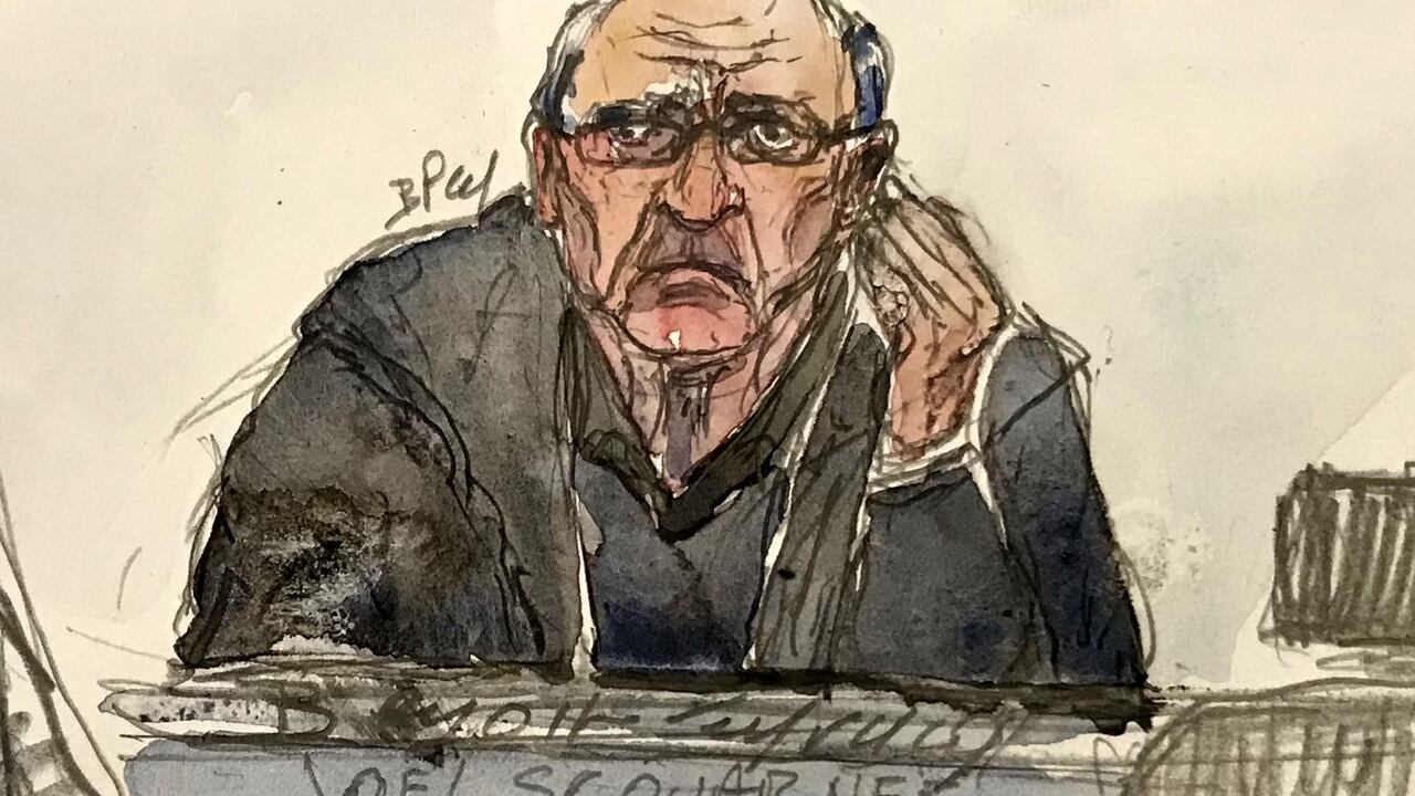 Este dibujo de la corte muestra al excirujano que es juzgado de abusar sexualmente a cientos de menores.