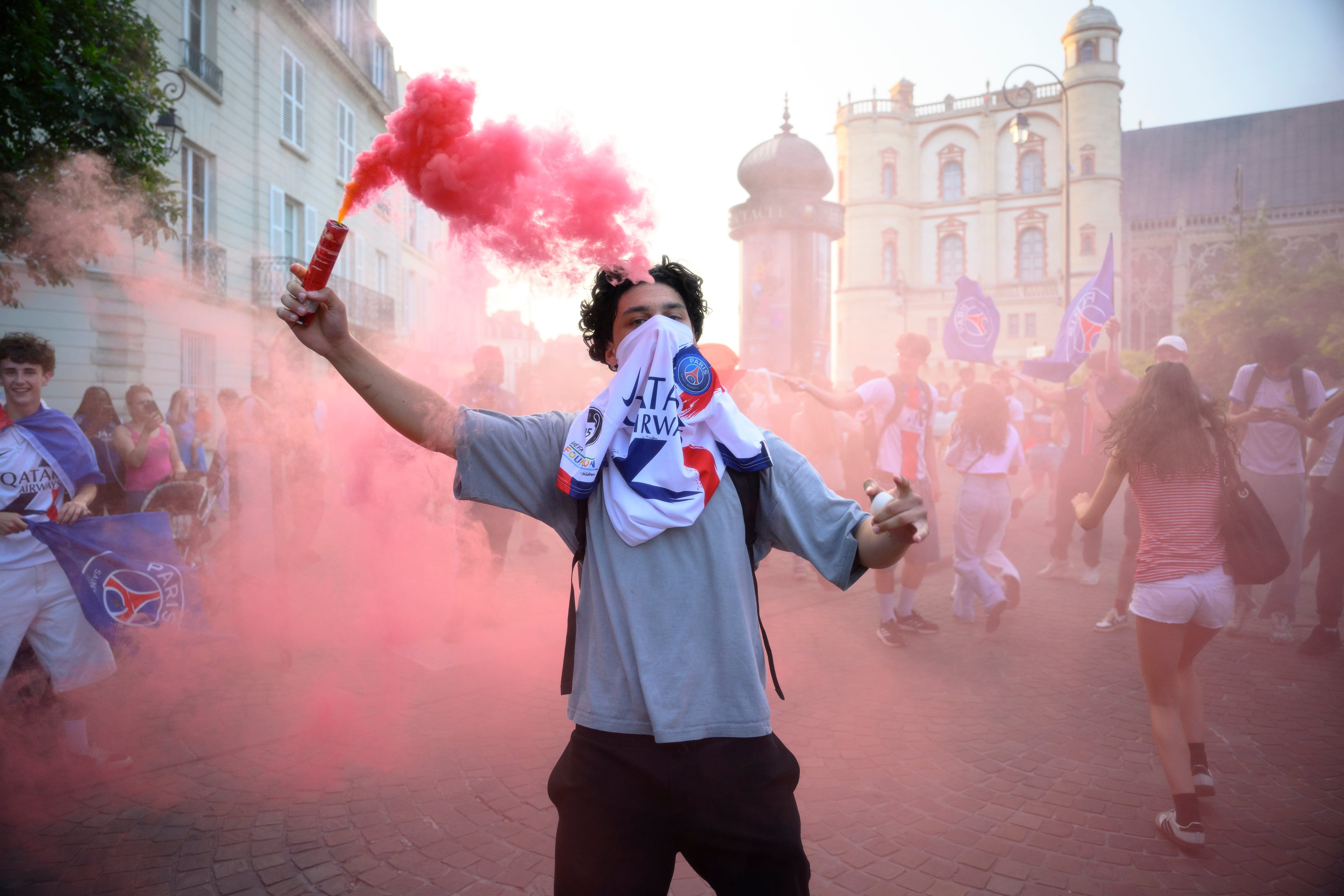 Afición de PSG se tomó la capital de Francia tras la victoria en Champions League